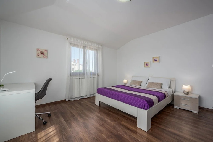 Room 5 of 18