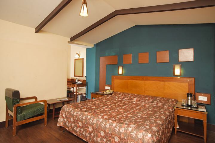 Room 10 of 28