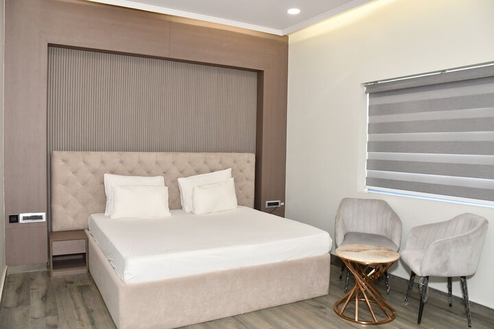Room 6 of 19