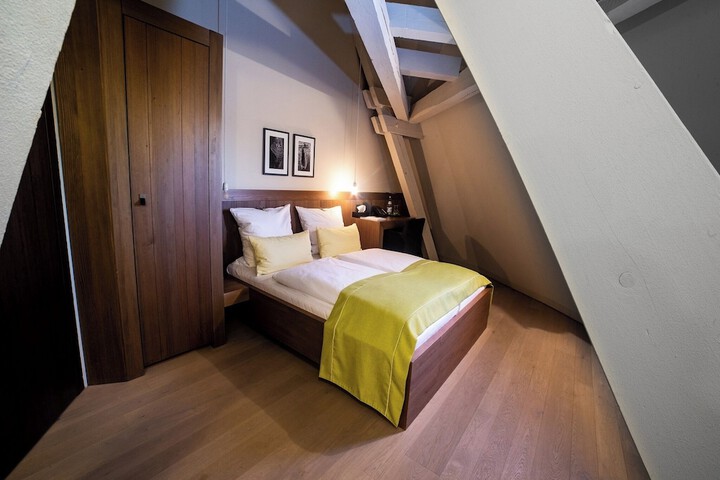 Room 9 of 33