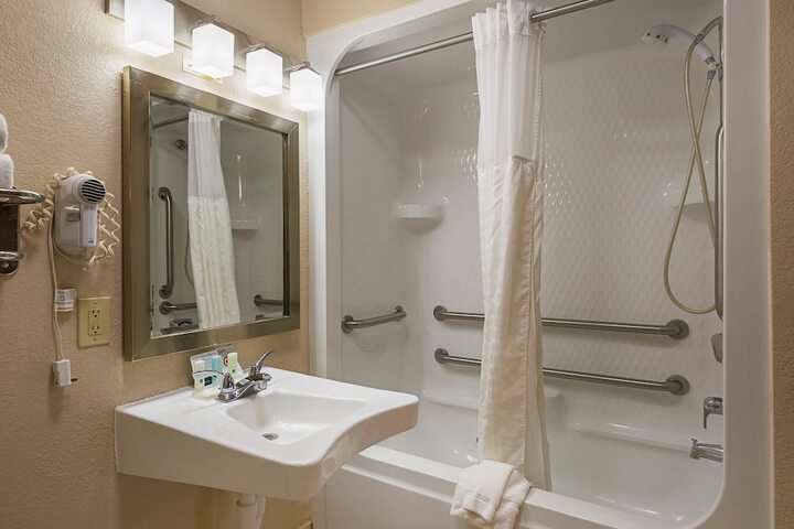1 Double Bed Accessible (3 of 18)