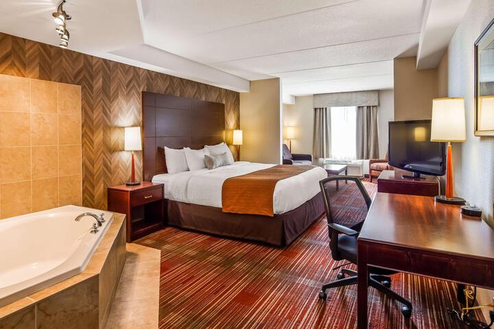 Suite 1 King Bed Jetted Tub High Speed Internet Accessible Microwave and Refrigerator Desk Full Breakfast (10 of 24)