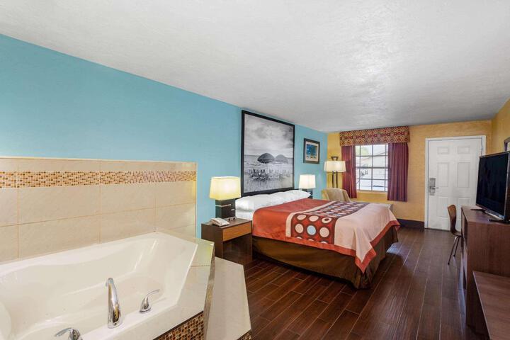 1 King Bed (1 of 10)