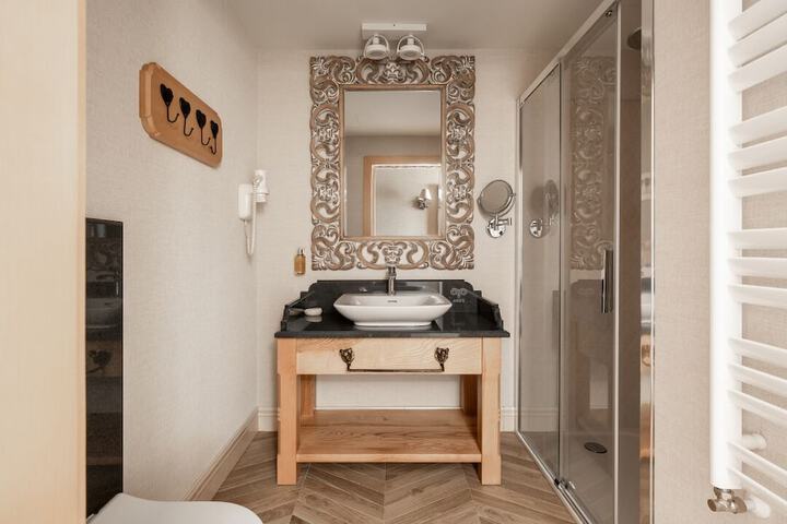 Room 25 of 28