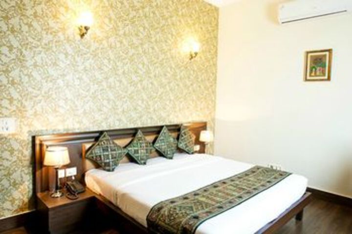 Room 7 of 9