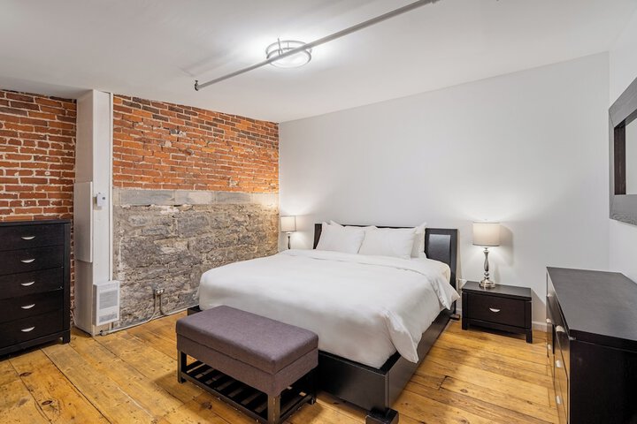 Room 10 of 93