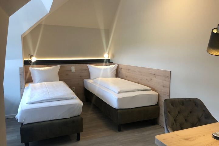Room 13 of 27