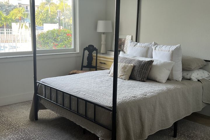 Room 6 of 102