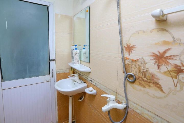 Room 5 of 25