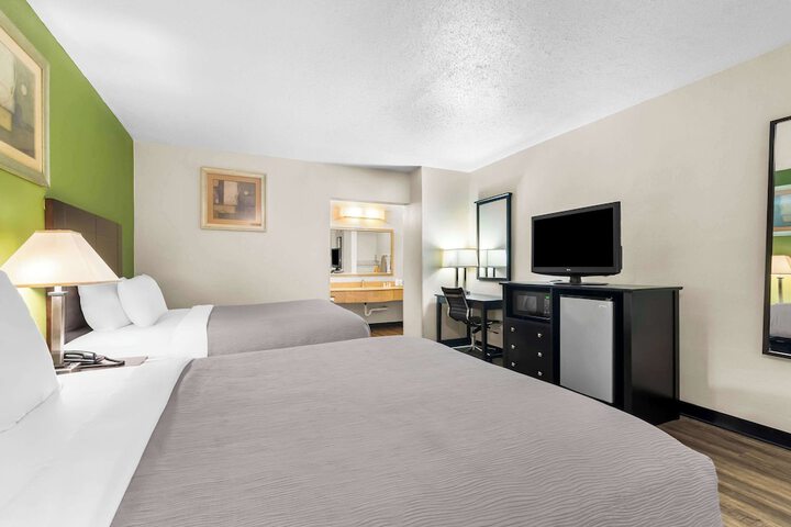 1 Queen Bed (4 of 15)