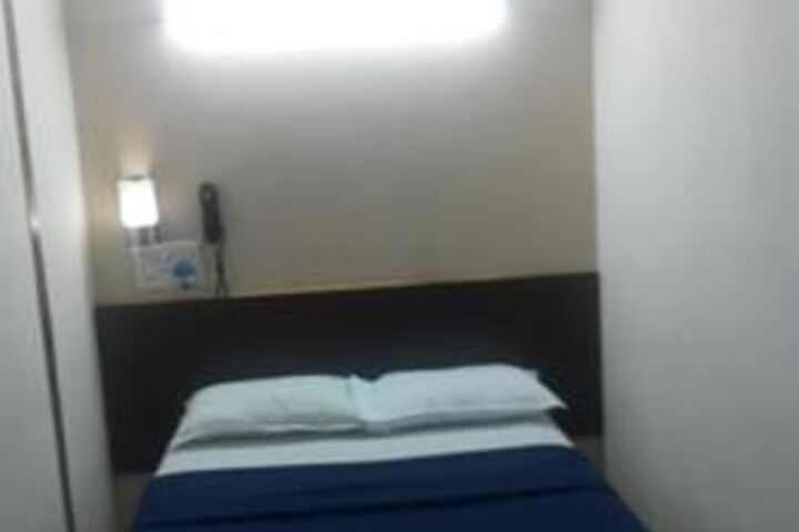 Room 7 of 16