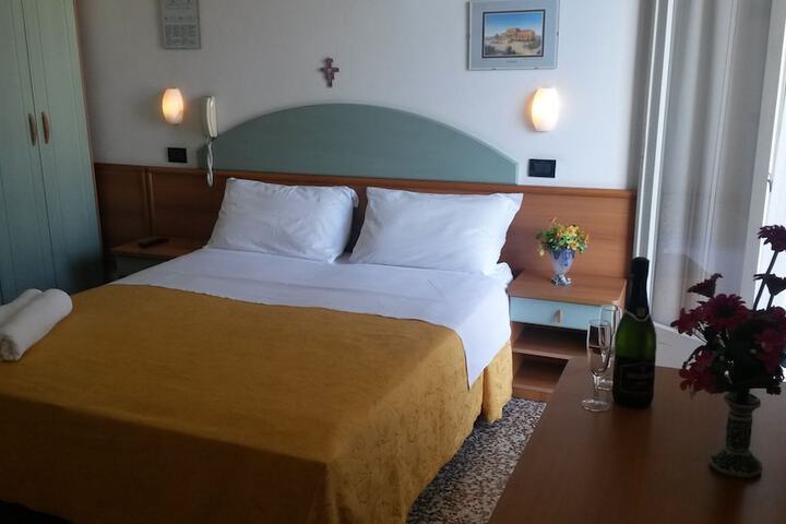 Room 9 of 33