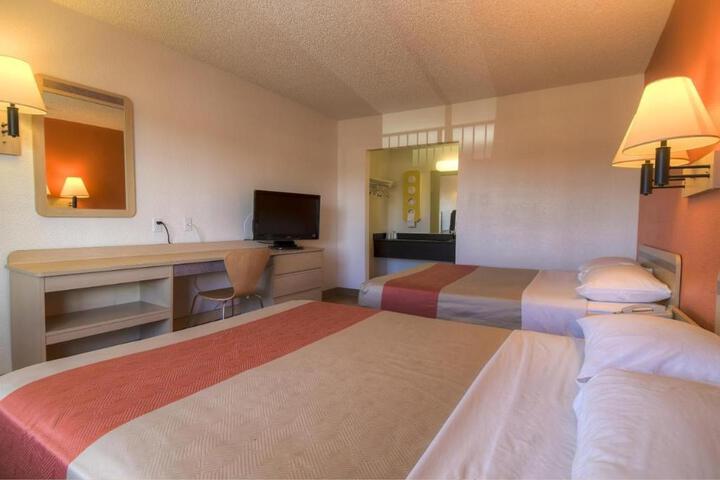 1 Queen Bed Modern (4 of 8)