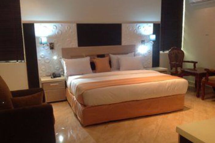 Room 5 of 17