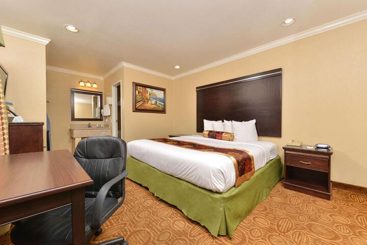 1 King Bed Accessible (17 of 18)