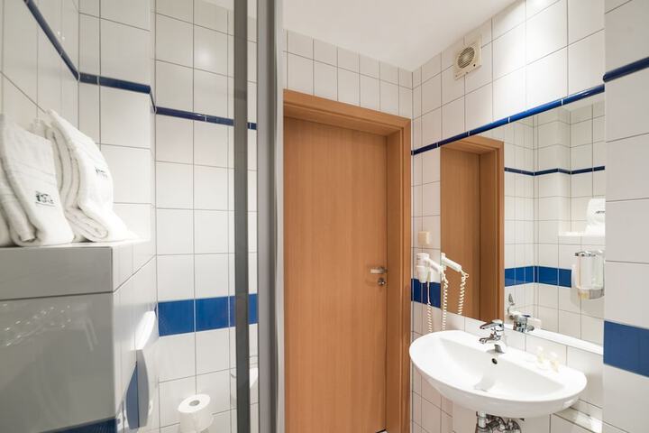 Room 45 of 180