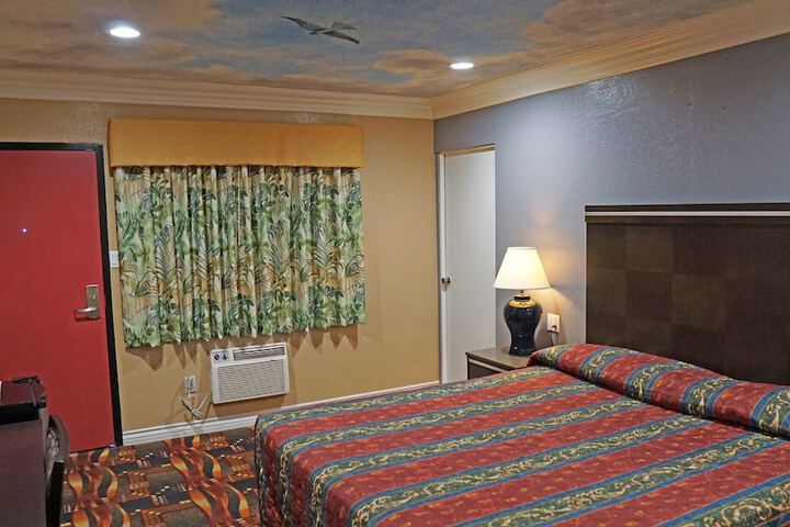 1 King Bed (6 of 10)