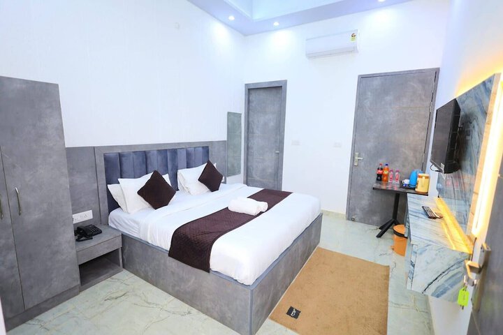 Room 4 of 7