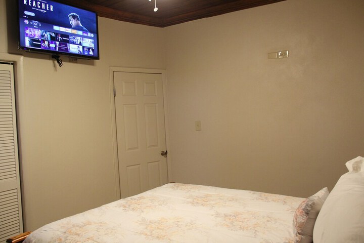 Room 27 of 83