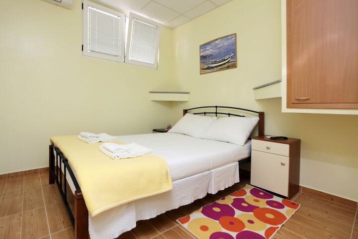 Room 9 of 32