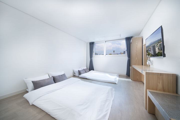 Room 16 of 32