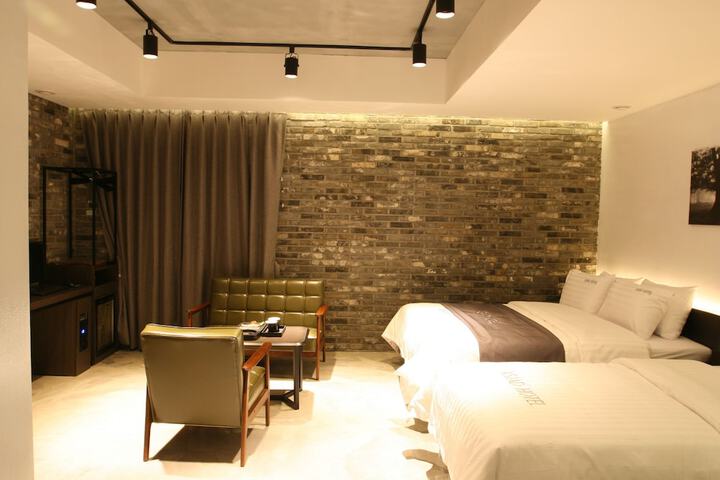 Room 8 of 32
