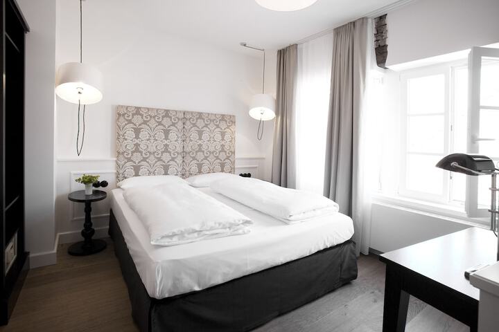 Room 16 of 60