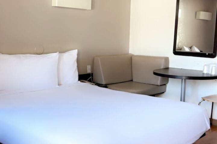 1 Queen Bed (10 of 14)