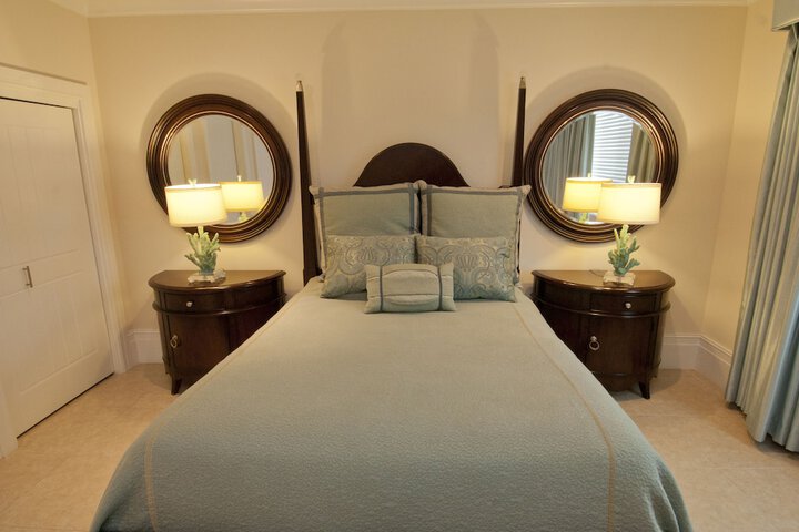 Room 4 of 77
