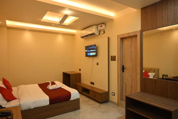Room 9 of 28