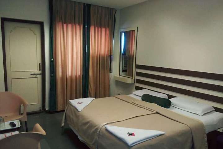 Room 4 of 13