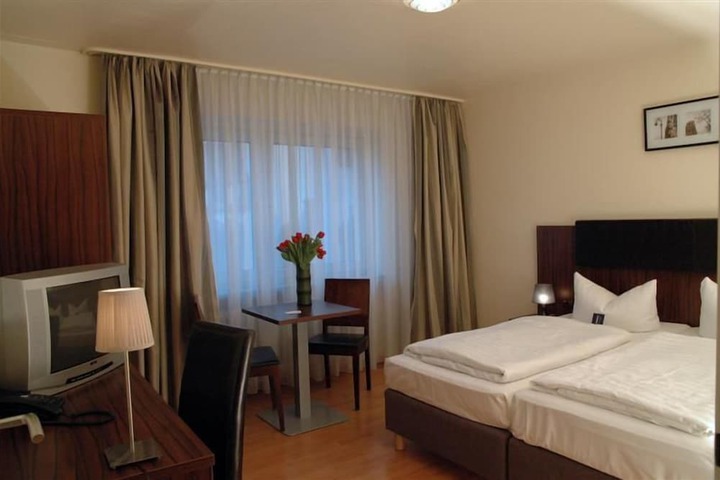Room 11 of 25