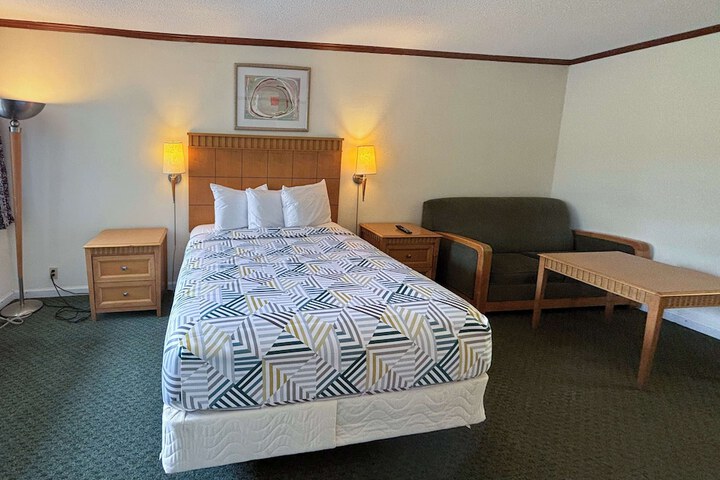 1 King Bed Micfridge (3 of 9)