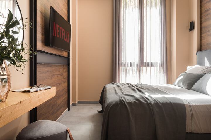 Room 8 of 102