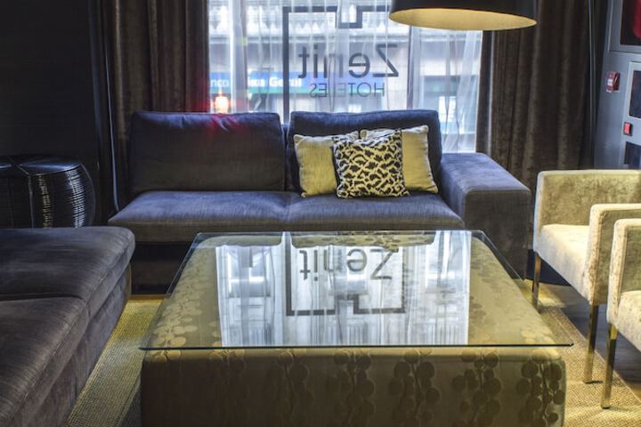 Lounge 18 of 28