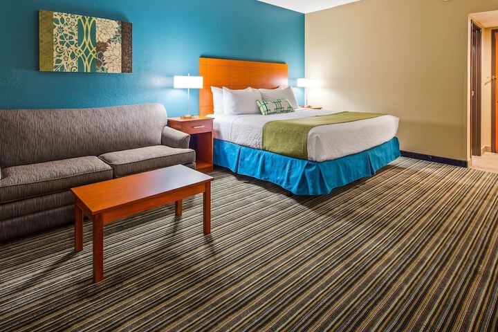 1 King Accessible Comms Assist Bathtub Microwave, Refrigerator Sofa Bed Full Breakfast (19 of 19)