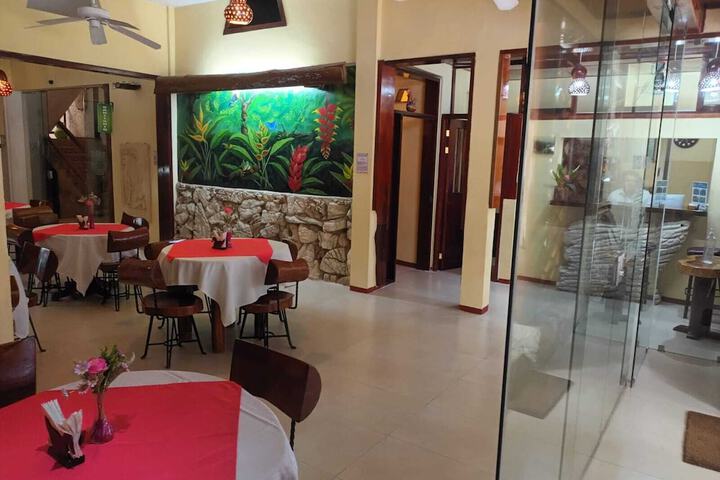 Dining 6 of 17