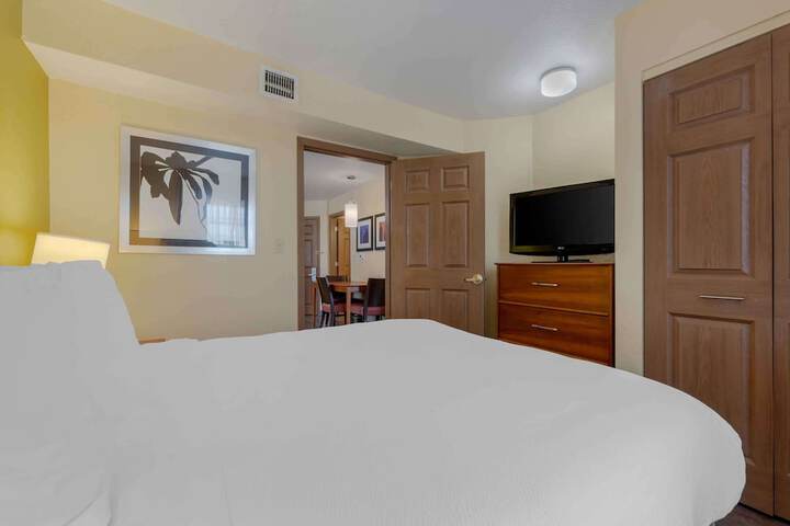 Deluxe Studio Queen Bed (8 of 19)