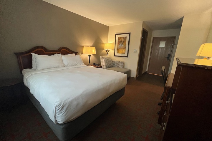 1 Queen Bed (2 of 2)