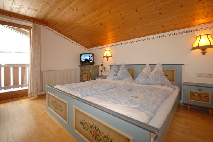 Room 2 of 40