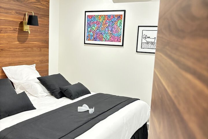 Room 4 of 164