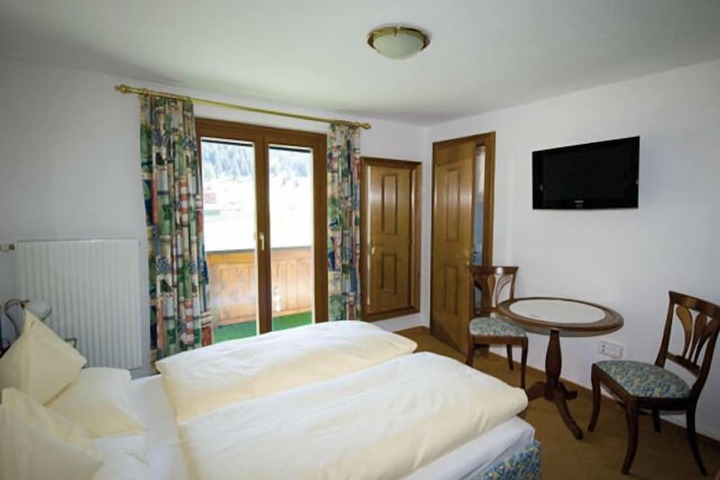 Room 13 of 34
