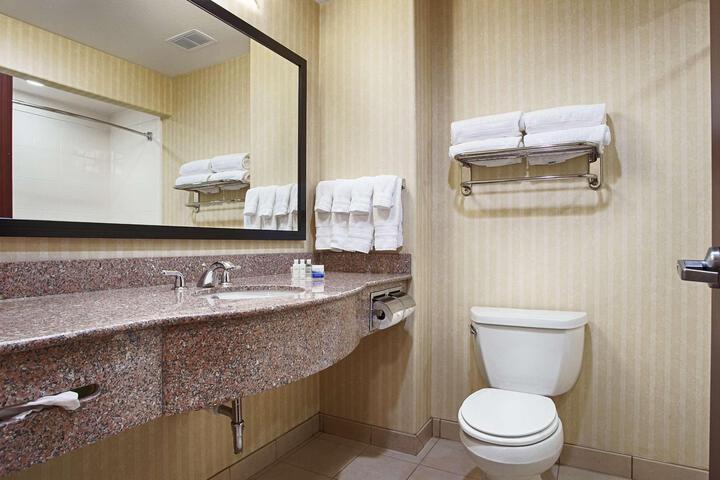 2 Queen Beds Microwave and Refrigerator Work Desk WiFi Full Breakfast (4 of 8)