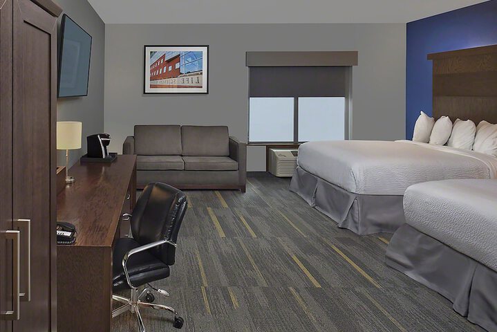 2 Queen Beds (7 of 10)