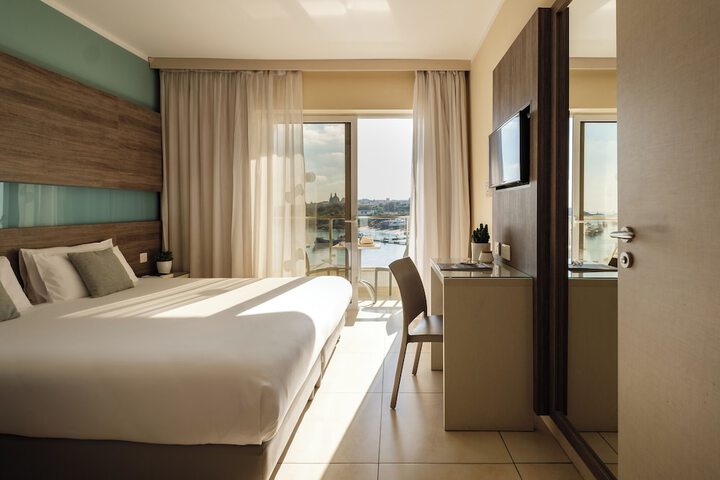 Room 6 of 32