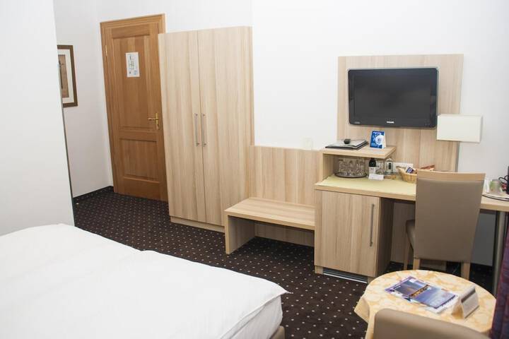 Room 13 of 38