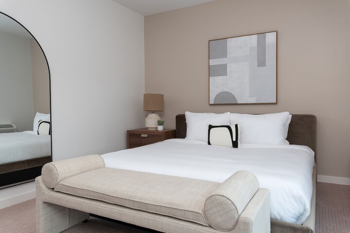 Deluxe Studio 2 Queen Beds Lake View Self Check in with Virtual Front Desk (12 of 16)