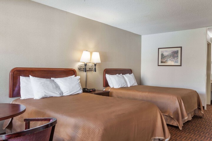 2 Double Beds (7 of 9)