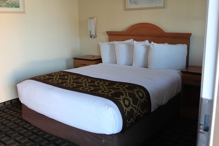 Budget Queen Bed (45 of 45)
