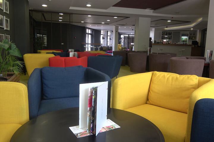 Lounge 106 of 132